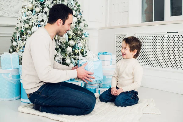 Vader en zoon uitpakken een huidige liggend op de vloer — Stockfoto