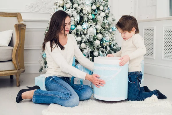 Mulher e menino verificando presentes de Natal — Fotografia de Stock