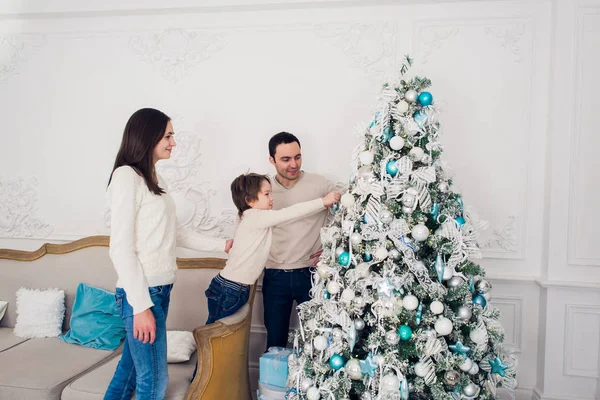 Família decorar uma árvore de Natal com bolhas na sala de estar — Fotografia de Stock