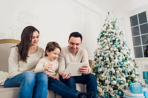 Navidad, x-mas, invierno, felicidad, tecnología y concepto de personas - familia sonriente con tablet pc — Foto de Stock