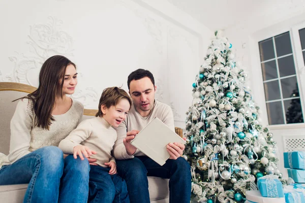 Navidad, x-mas, invierno, felicidad, tecnología y concepto de personas - familia sonriente con tablet pc — Foto de Stock