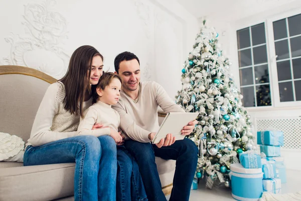 Navidad, vacaciones, la tecnología y el concepto de la gente - sonriente familia con tableta pc tomar selfie en casa —  Fotos de Stock