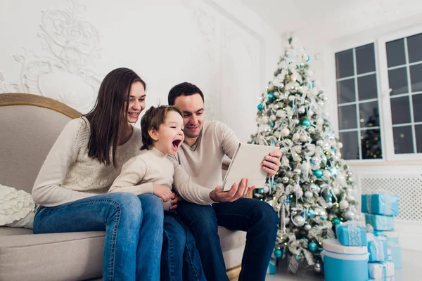 Selfie en Navidad. feliz familia padre papá mamá jugando con bebé niño y fotografiado en una tableta PC — Foto de Stock