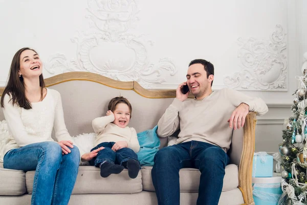 Teléfono de la familia hablando - lindo niño, su madre y padre están sentados en el sofá —  Fotos de Stock