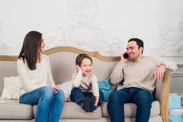 Telefone da família falando - menino bonito, sua mãe e pai estão sentados no sofá — Fotografia de Stock