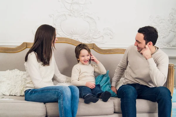 Telefone da família falando - menino bonito, sua mãe e pai estão sentados no sofá — Fotografia de Stock