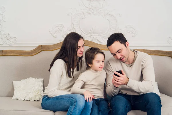 Family playing video game on smart phone — Stock Photo, Image