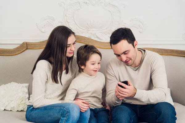 在智能手机上玩视频游戏的家庭 — 图库照片