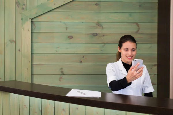 Mujer en un spa recpetion utiliza tableta pc mensajes de texto al cliente. Concepto de belleza y tecnología . —  Fotos de Stock