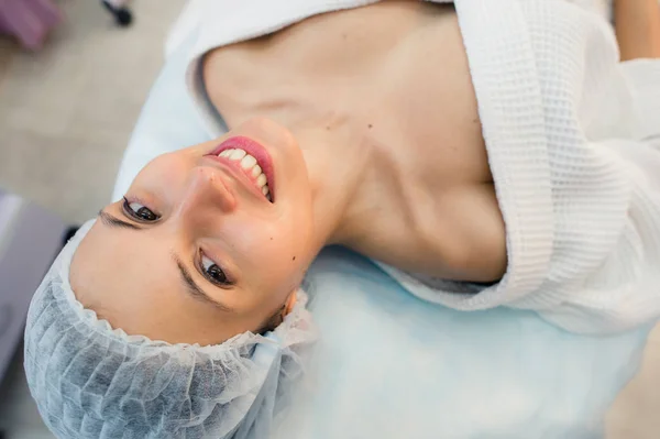 Bella paziente donna sorriso sdraiato sul letto in sala operatoria ospedale — Foto Stock