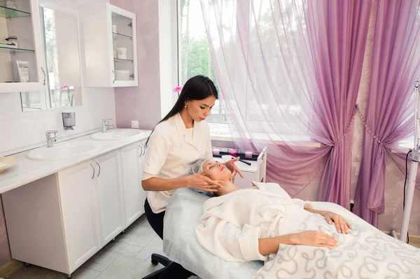 Mujer cosmetóloga para trabajar en el salón de belleza — Foto de Stock