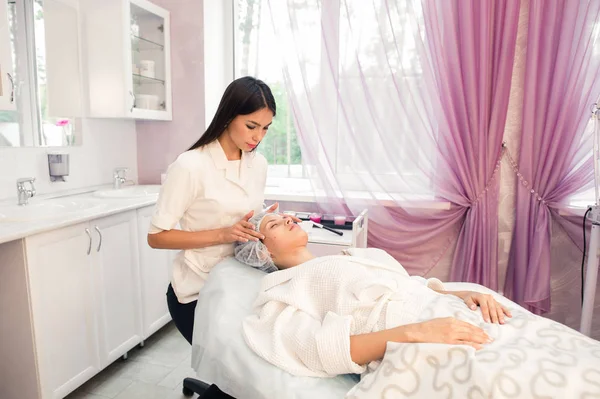 Mujer cosmetóloga para trabajar en el salón de belleza —  Fotos de Stock