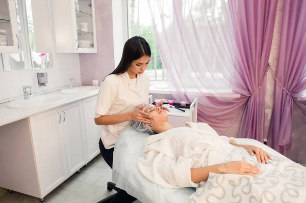Mujer cosmetóloga para trabajar en el salón de belleza —  Fotos de Stock