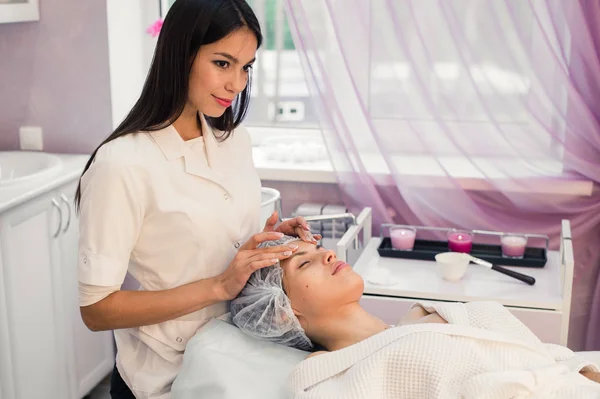 Mujer cosmetóloga para trabajar en el salón de belleza — Foto de Stock