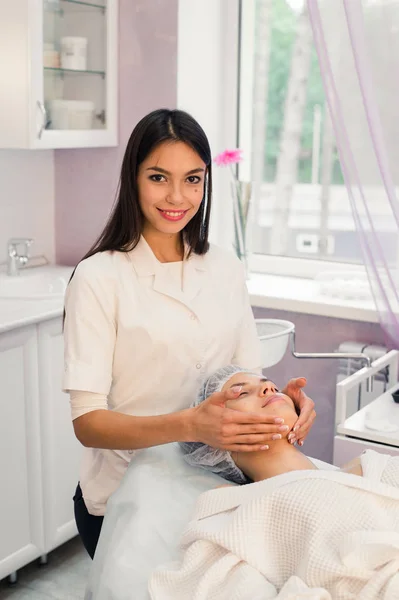 Mujer cosmetóloga para trabajar en el salón de belleza — Foto de Stock