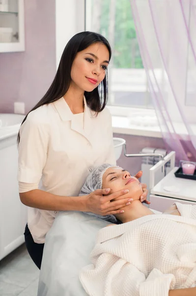 Mujer cosmetóloga para trabajar en el salón de belleza — Foto de Stock