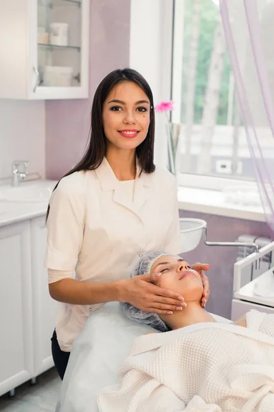 Woman cosmetologist to work in beauty salon — Stock Photo, Image