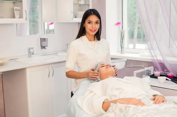 Mujer cosmetóloga para trabajar en el salón de belleza — Foto de Stock
