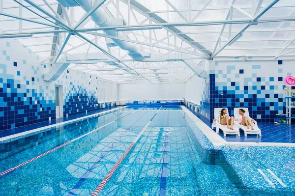 İki güzel kadın kapalı şezlong havuz başı yalan ve söz.