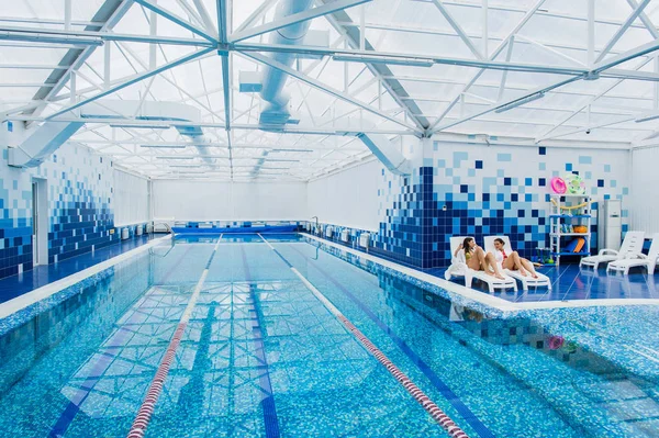 İki güzel kadın kapalı şezlong havuz başı yalan ve söz.