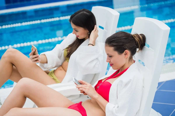 Dos hermosas chicas tomando una selfie al lado de la piscina —  Fotos de Stock