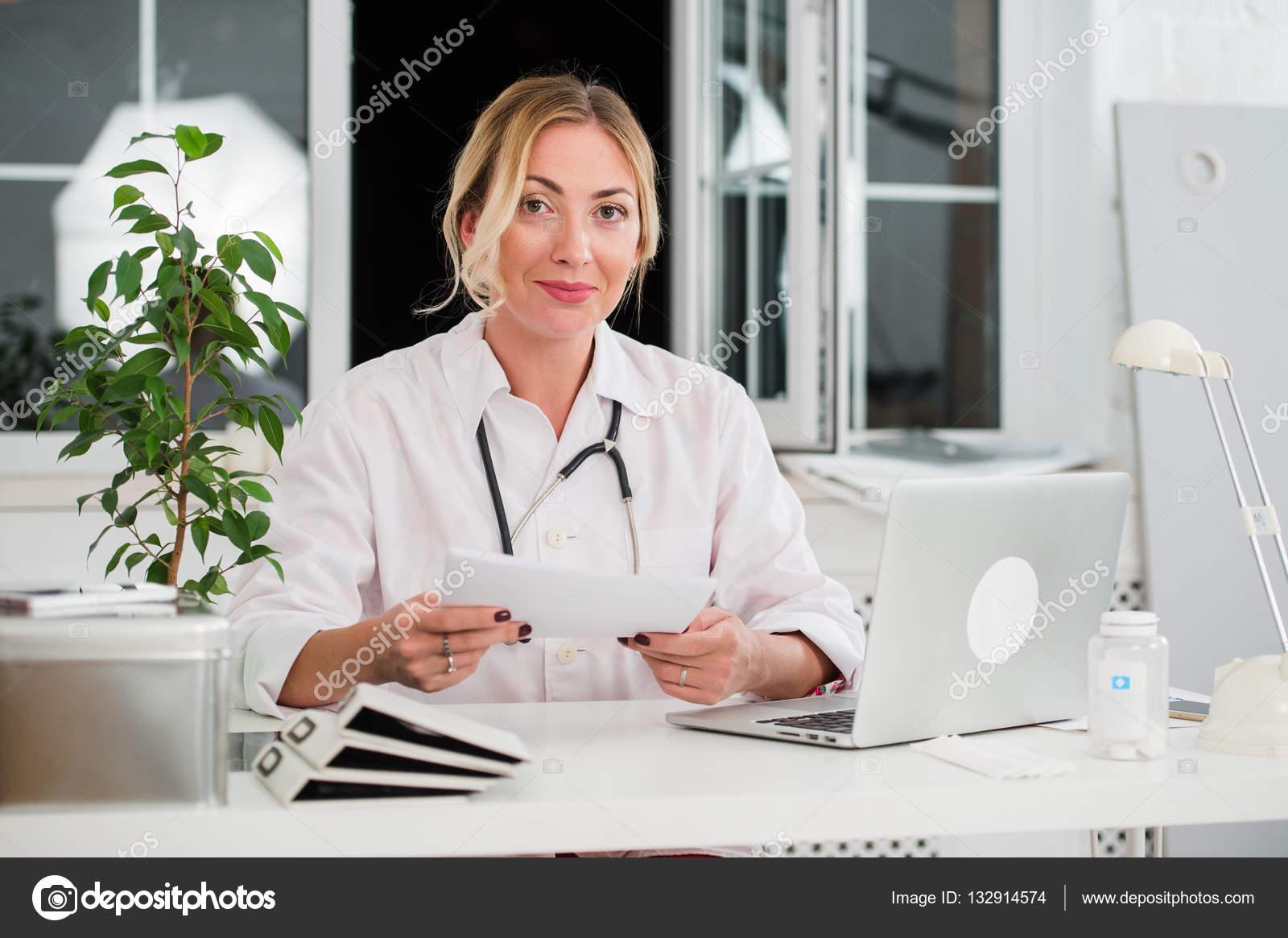 Женщина врач в кабинете