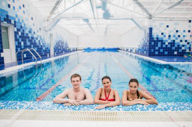 mutlu arkadaş yüzme havuzunda yüzerek ve eğlenceli öğrenme sınıf