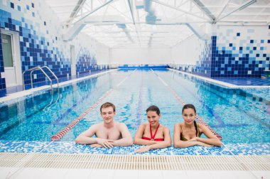 mutlu arkadaş yüzme havuzunda yüzerek ve eğlenceli öğrenme sınıf