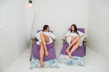 Halotherapy, tuz bir mağarada iki kadın rahatlatıcı