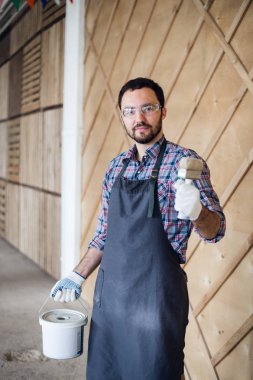 Genç ressam adam resim ve başparmak gösterilmesini fırça kalay ile