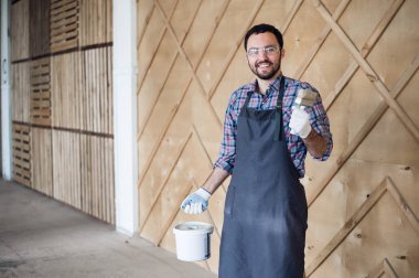 Genç ressam adam resim ve başparmak gösterilmesini fırça kalay ile