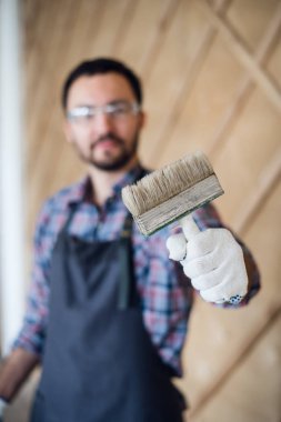Genç ressam adam resim ve başparmak gösterilmesini fırça kalay ile