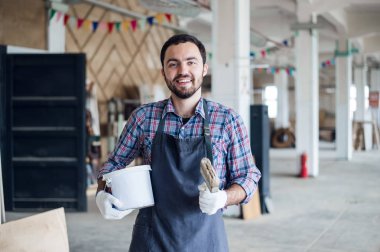 Bir kutu ile ressam ve onun çalışma odasında fırça