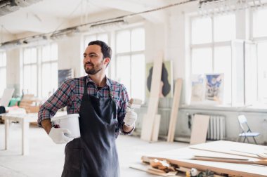 Bir kutu ile ressam ve onun çalışma odasında fırça