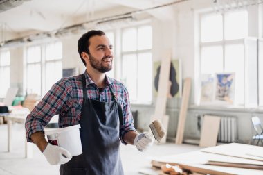 Bir kutu ile ressam ve onun çalışma odasında fırça