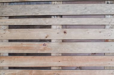 Duvar gibi dizilmiş ahşap tabaka