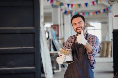 Başparmak ile onun atölyesinde fırçayla tamirci