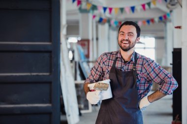 Bir kutu ile ressam ve onun çalışma odasında fırça