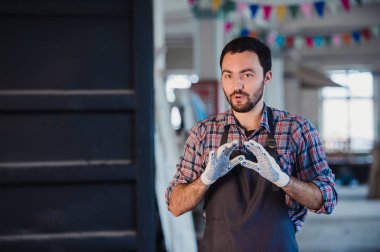 İşçi el Çift Ok işareti Atölyesi'nde gülümseyen