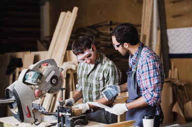 Müfettiş ve marangoz Mobilya Ahşap ürünler yapma süreci tartışmak