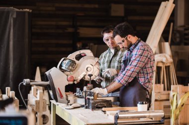 Müfettiş ve marangoz Mobilya Ahşap ürünler yapma süreci tartışmak