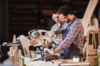 Ahşap Çıtçıt uzunluğu kırpmaya kesilmiş bir daire kullanma müteahhit çerçeveleme gördüm.