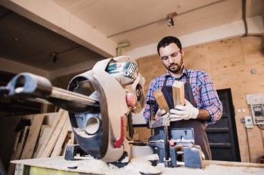 Ahşap Çıtçıt uzunluğu kırpmaya kesilmiş bir daire kullanma müteahhit çerçeveleme gördüm.