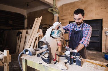 Marangoz kullanarak dairesel testere onun atölyesinde tahta için