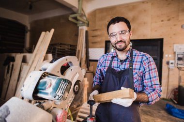 Tek tip marangozluk çalışma ve kamera için arıyor genç ustası