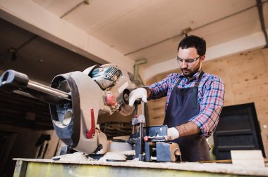Marangoz kullanarak dairesel testere onun atölyesinde tahta için