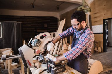 Marangoz kullanarak dairesel testere onun atölyesinde tahta için