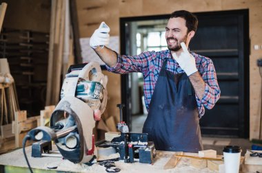 Rock jest onun iş yerinde gösterilen bir selfie alarak marangoz