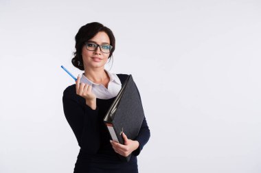 Bir telli klasör ve kalem tutan koyu mavi, beyaz gömlek, elbise genç beyaz bir kadın. Açık renkli izole.