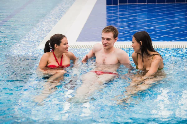 Amici gioiosi rilassanti in piscina — Foto Stock